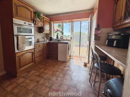 2 bedroom Detached bungalow for sale in Broad Lane, Doncaster, DN14
