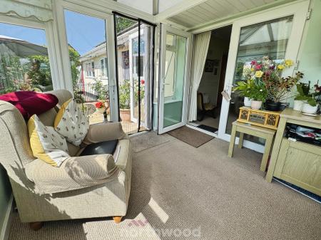 2 bedroom Detached bungalow for sale in Broad Lane, Doncaster, DN14