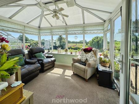 2 bedroom Detached bungalow for sale in Broad Lane, Doncaster, DN14