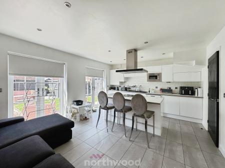 4 bedroom Terraced House for sale in Wharf Crescent, Thorne, Doncaster, DN8