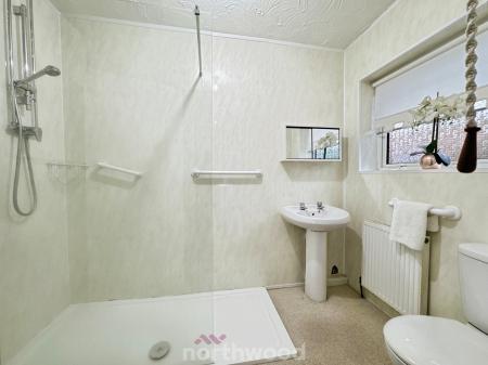 2 bedroom Semi-detached house for sale in Park Crescent, Thorne, Doncaster, DN8