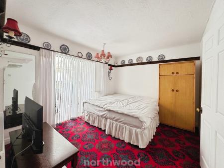 2 bedroom Semi-detached house for sale in Park Crescent, Thorne, Doncaster, DN8