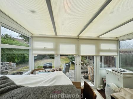 2 bedroom Semi-detached house for sale in Park Crescent, Thorne, Doncaster, DN8