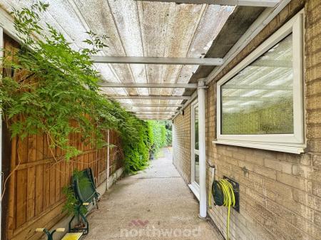 2 bedroom Semi-detached house for sale in Park Crescent, Thorne, Doncaster, DN8