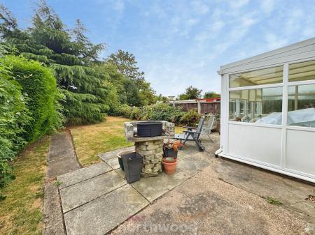 2 bedroom Semi-detached house for sale in Park Crescent, Thorne, Doncaster, DN8