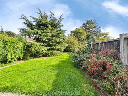 2 bedroom Semi-detached house for sale in Park Crescent, Thorne, Doncaster, DN8