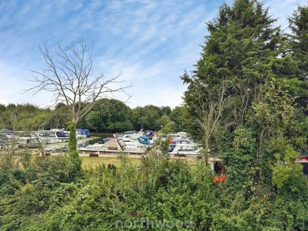2 bedroom Flat for sale in Moorings Drive, Thorne, Doncaster, DN8