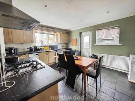 3 bedroom End of terrace house for sale in South Road, Moorends, Doncaster, DN8