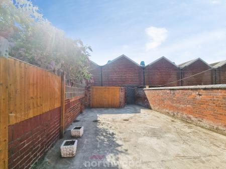 3 bedroom Terraced House to let in St Catherines Avenue, Balby, Doncaster, DN4