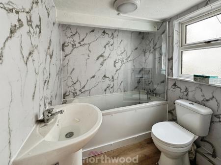 2 bedroom Semi-detached house to let in South Parade, Thorne, Doncaster, DN8