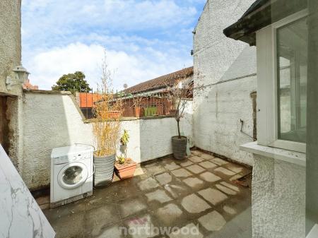2 bedroom Semi-detached house to let in South Parade, Thorne, Doncaster, DN8