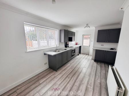 3 bedroom End of terrace house to let in Haynes Road, Thorne, Doncaster, DN8