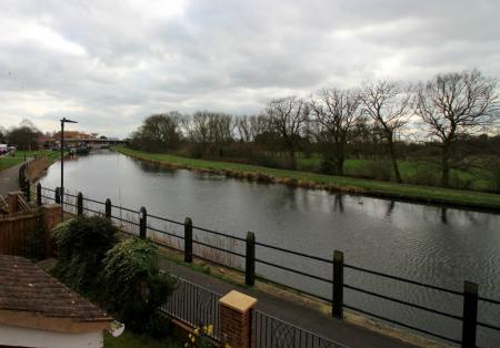 3 bedroom Terraced House to let in Dunstan Drive, Thorne, DN8