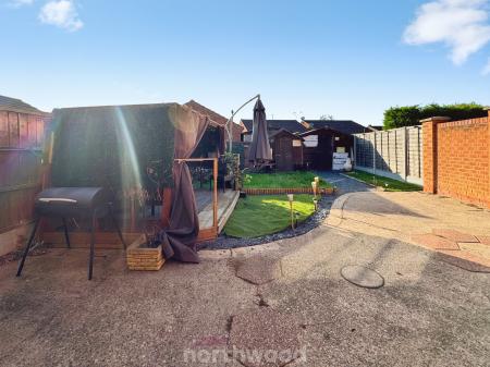 3 bedroom Semi-detached house to let in St Georges Road, Thorne, Doncaster, DN8