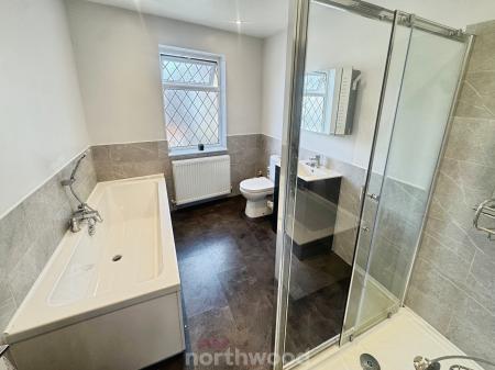 3 bedroom End of terrace house for sale in Queen Street, Thorne, Doncaster, DN8