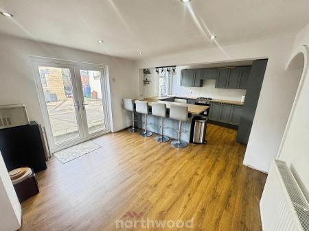 3 bedroom End of terrace house for sale in Queen Street, Thorne, Doncaster, DN8