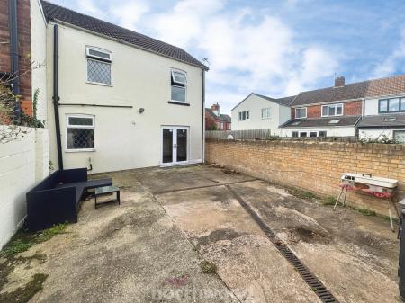3 bedroom End of terrace house for sale in Queen Street, Thorne, Doncaster, DN8