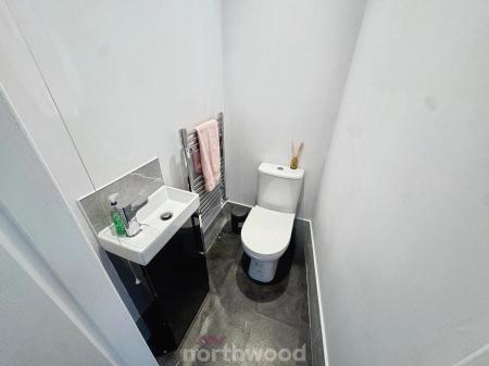 3 bedroom End of terrace house for sale in Queen Street, Thorne, Doncaster, DN8