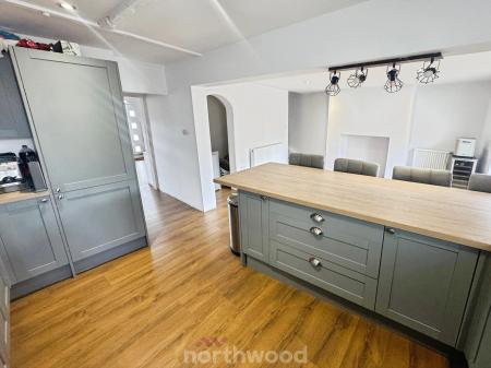 3 bedroom End of terrace house for sale in Queen Street, Thorne, Doncaster, DN8
