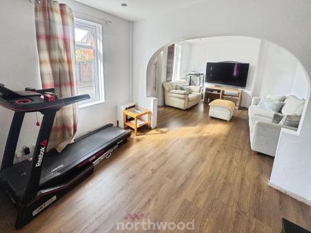 3 bedroom End of terrace house for sale in Queen Street, Thorne, Doncaster, DN8