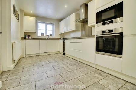3 bedroom Semi-detached house to let in Moorside Court, Moorends, Doncaster, DN8