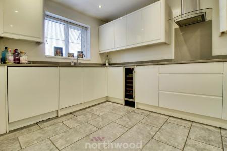3 bedroom Semi-detached house to let in Moorside Court, Moorends, Doncaster, DN8
