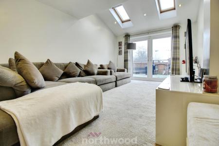 3 bedroom Semi-detached house to let in Moorside Court, Moorends, Doncaster, DN8