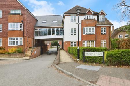 2 bedroom Flat for sale in Harding Place, Wokingham, RG40