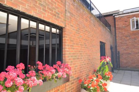 2 bedroom Flat to let in Peach Street, Wokingham, RG40