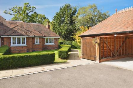 Broadcommon Road, Hurst, RG10