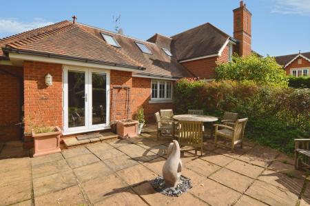 3 bedroom End of terrace house for sale in Broadcommon Road, Wokingham, RG40