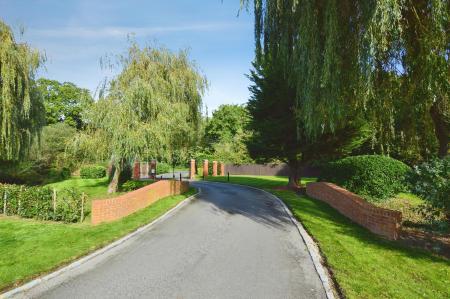 3 bedroom End of terrace house for sale in Broadcommon Road, Wokingham, RG40