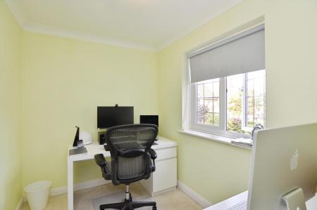 6 bedroom Detached house to let in Sorrel Close, Wokingham, RG40