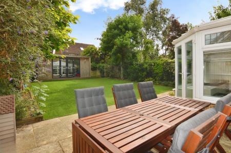 6 bedroom Detached house to let in Sorrel Close, Wokingham, RG40