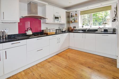 6 bedroom Detached house to let in Sorrel Close, Wokingham, RG40