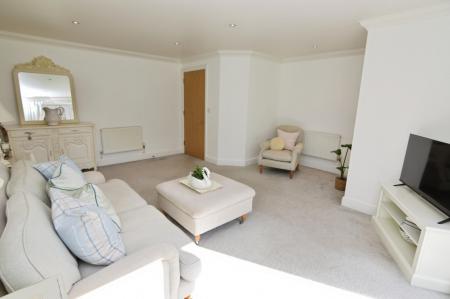 2 bedroom Flat for sale in Bardeem Place, Bracknell, RG12