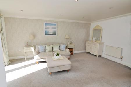 2 bedroom Flat for sale in Bardeem Place, Bracknell, RG12