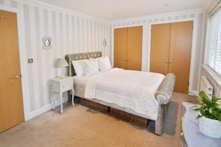 2 bedroom Flat for sale in Bardeem Place, Bracknell, RG12