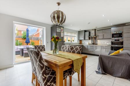 4 bedroom Detached house to let in Columba Gardens, Wokingham, RG40