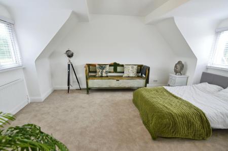 5 bedroom Detached house for sale in Barkham Road, Wokingham, RG41