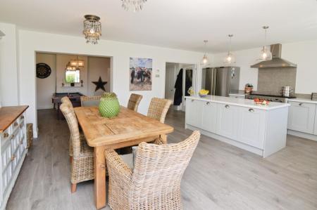 5 bedroom Detached house for sale in Barkham Road, Wokingham, RG41
