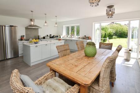 5 bedroom Detached house for sale in Barkham Road, Wokingham, RG41