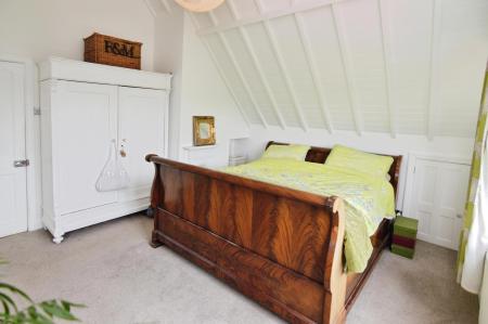 5 bedroom Detached house for sale in Barkham Road, Wokingham, RG41