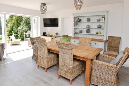 5 bedroom Detached house for sale in Barkham Road, Wokingham, RG41