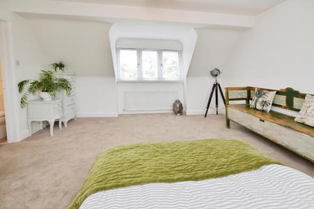 5 bedroom Detached house for sale in Barkham Road, Wokingham, RG41
