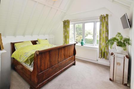 5 bedroom Detached house for sale in Barkham Road, Wokingham, RG41