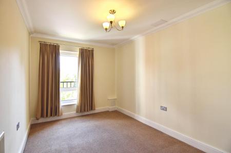 2 bedroom Flat for sale in Merydene Court, Binfield, RG42