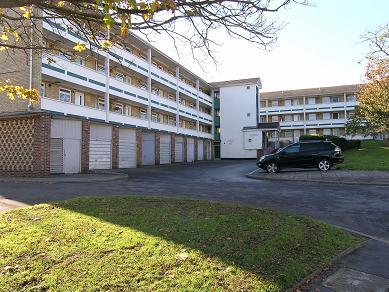 1 bedroom Flat to let in South Lynn Crescent, Easthampstead, Bracknell, RG12