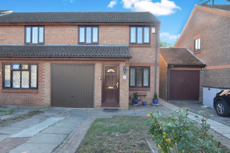 3 bedroom Terraced House for sale in Charterhouse Close, Bracknell, RG12