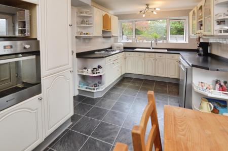 3 bedroom Link detached house for sale in Wellesley Drive, Crowthorne, RG45